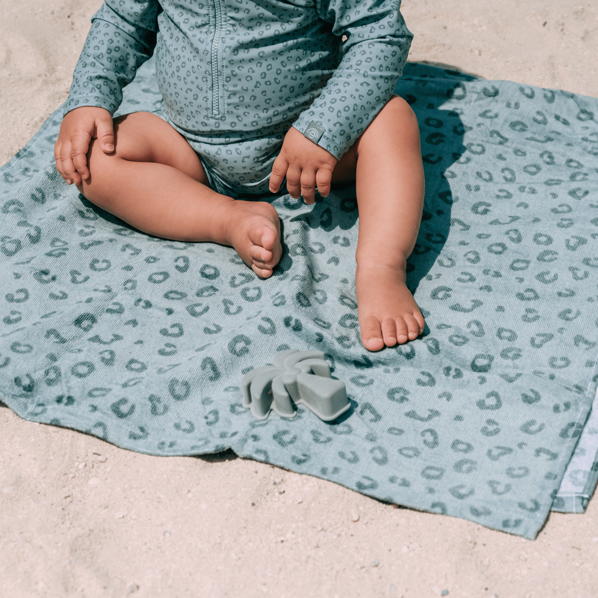 swim-essentials-green-leopard-cotton-towel-wholesale-2