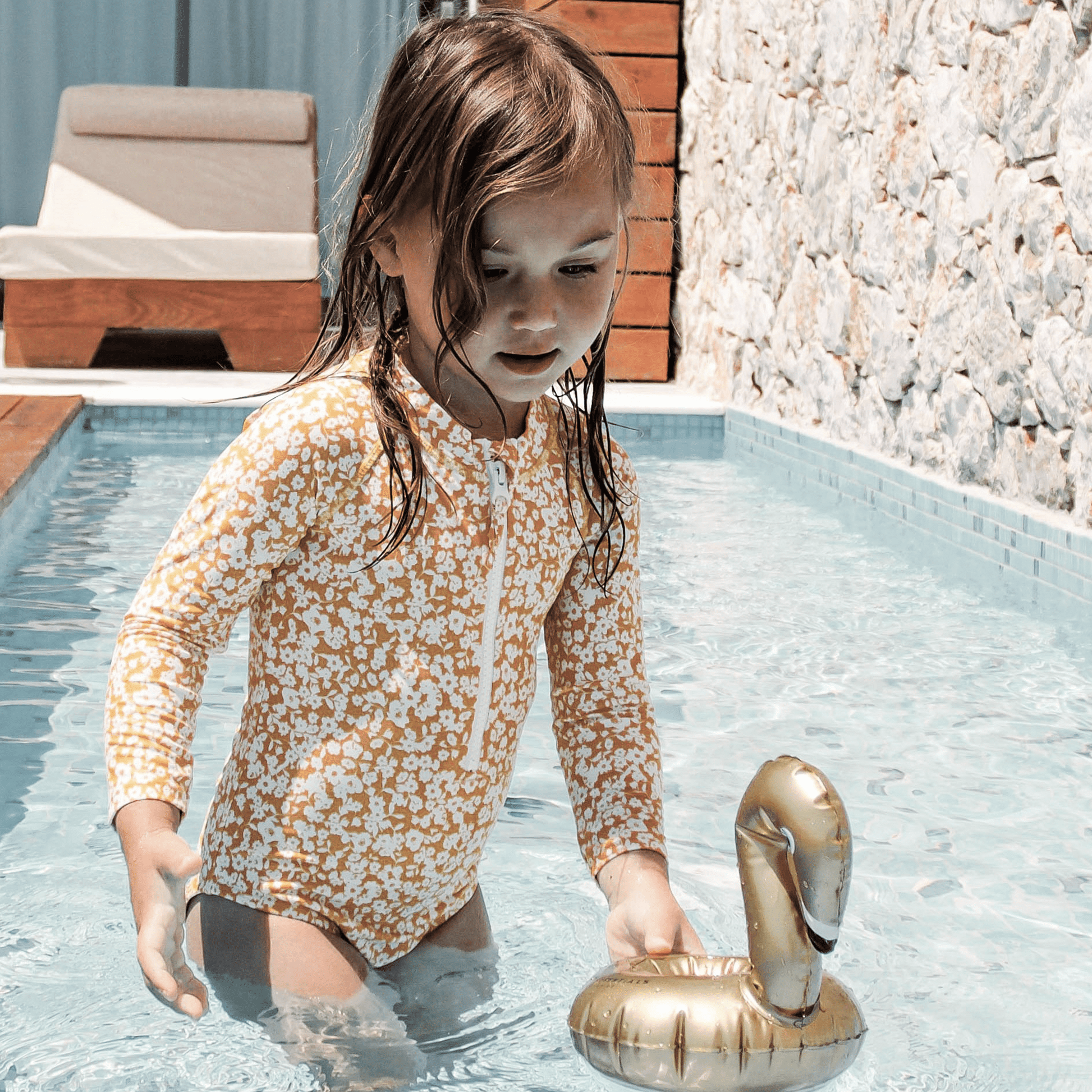 Dreamscape | Cisne Portavasos Hinchable Dorado