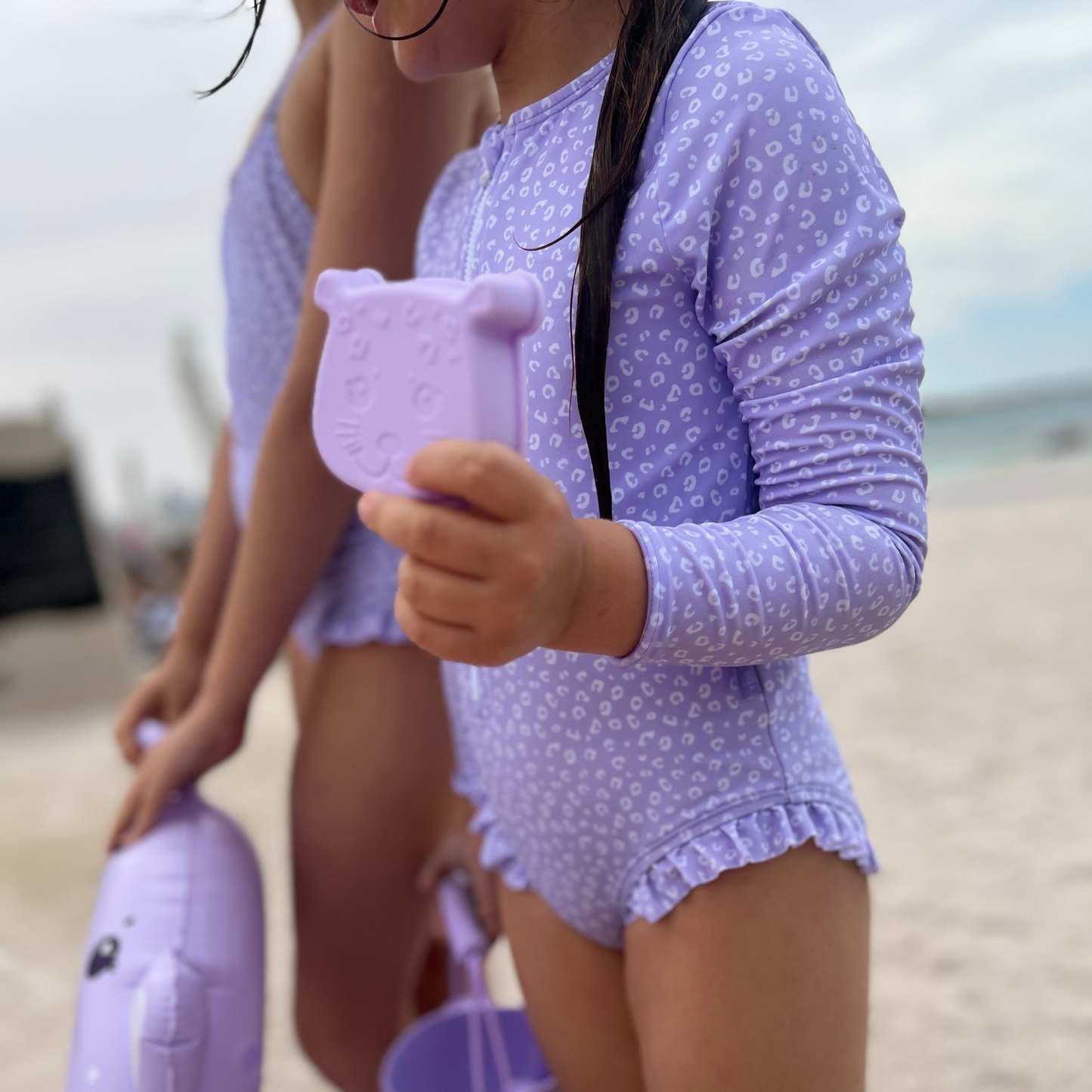 SE UV Badeanzug mit langen Ärmeln und fliederfarbenem Panther-Print