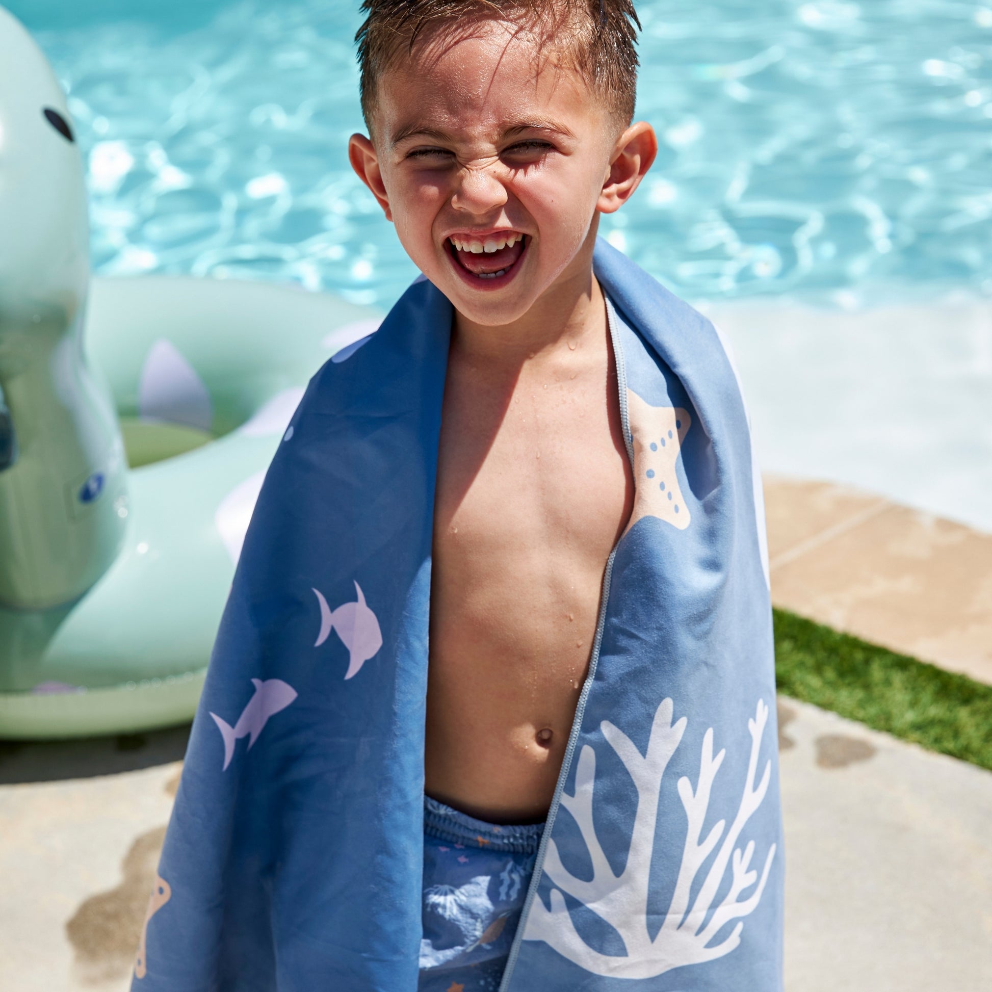 Microfiber-Towel-Coral-Bliss-Blue-135x65cm-swim-essentials-8