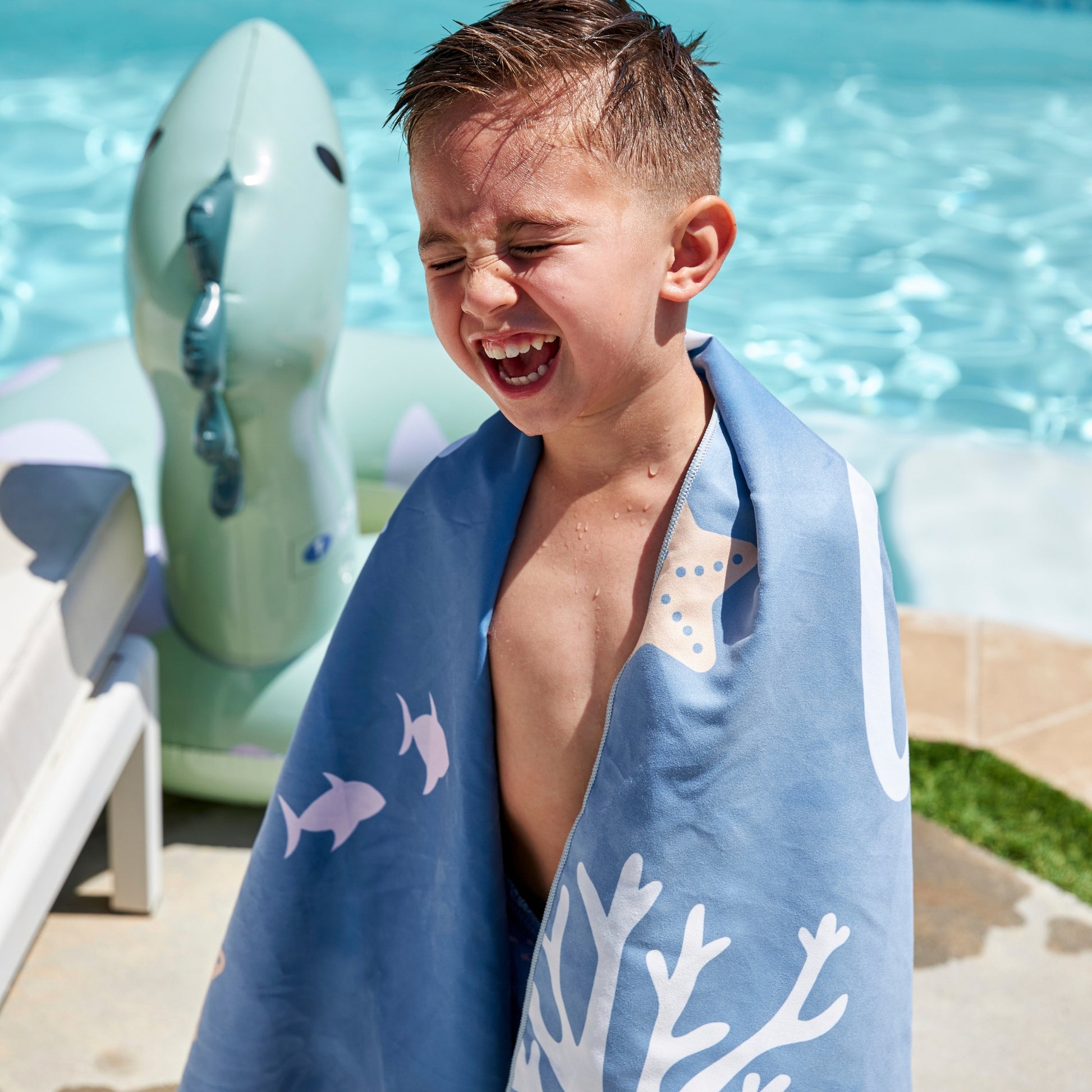 Microfiber-Towel-Coral-Bliss-Blue-135x65cm-swim-essentials-7