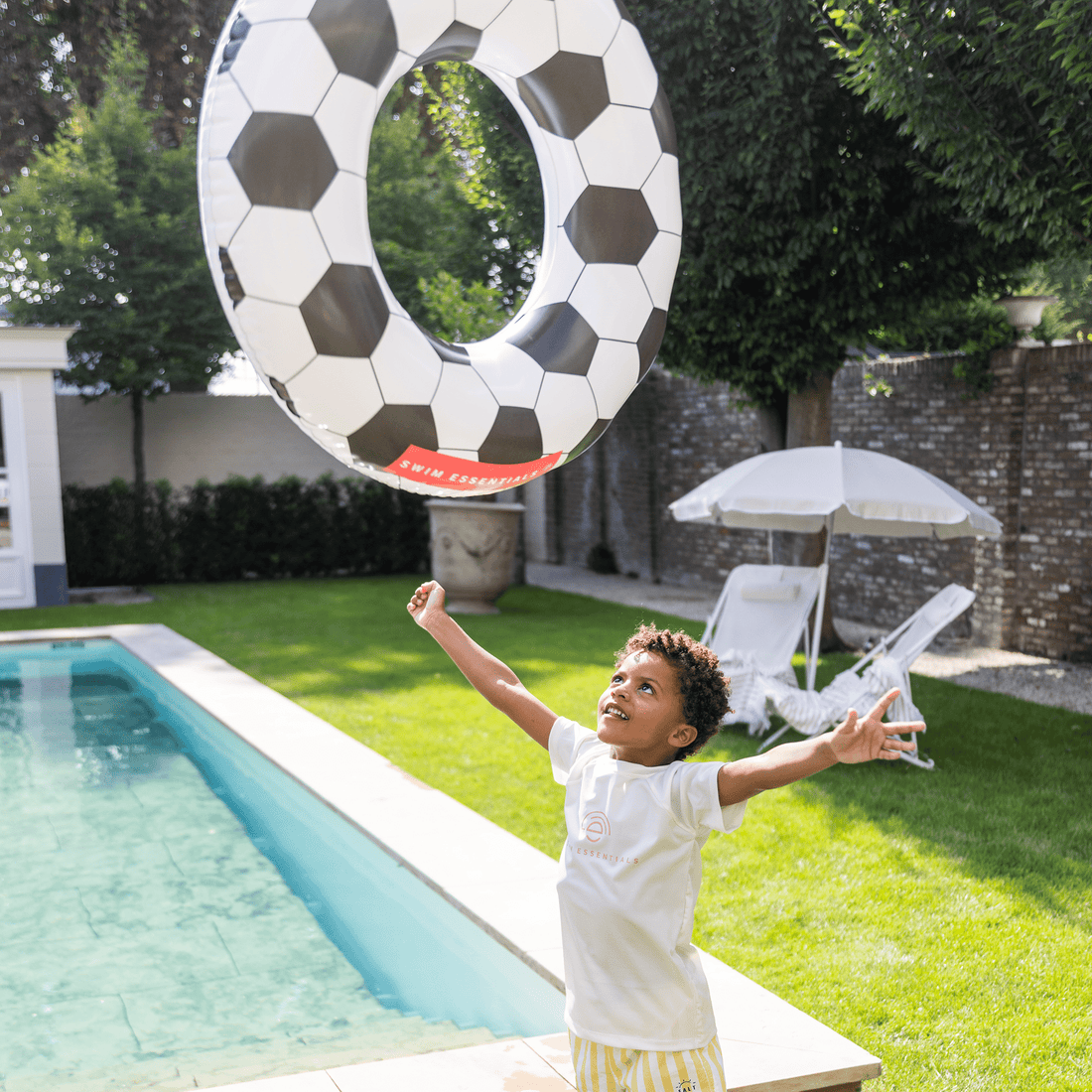 swim-essentials-swim-ring-90-cm-football-black-white-wholesale-2