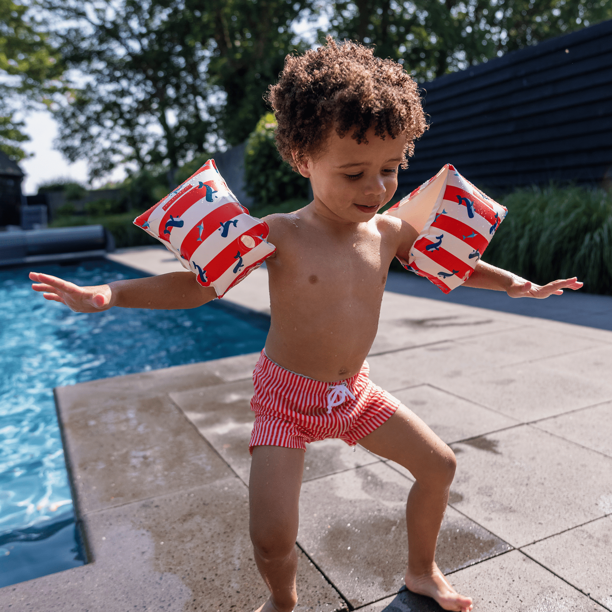 swim-essentials-swim-armbands-whale-striped-red-white-wholesale-5