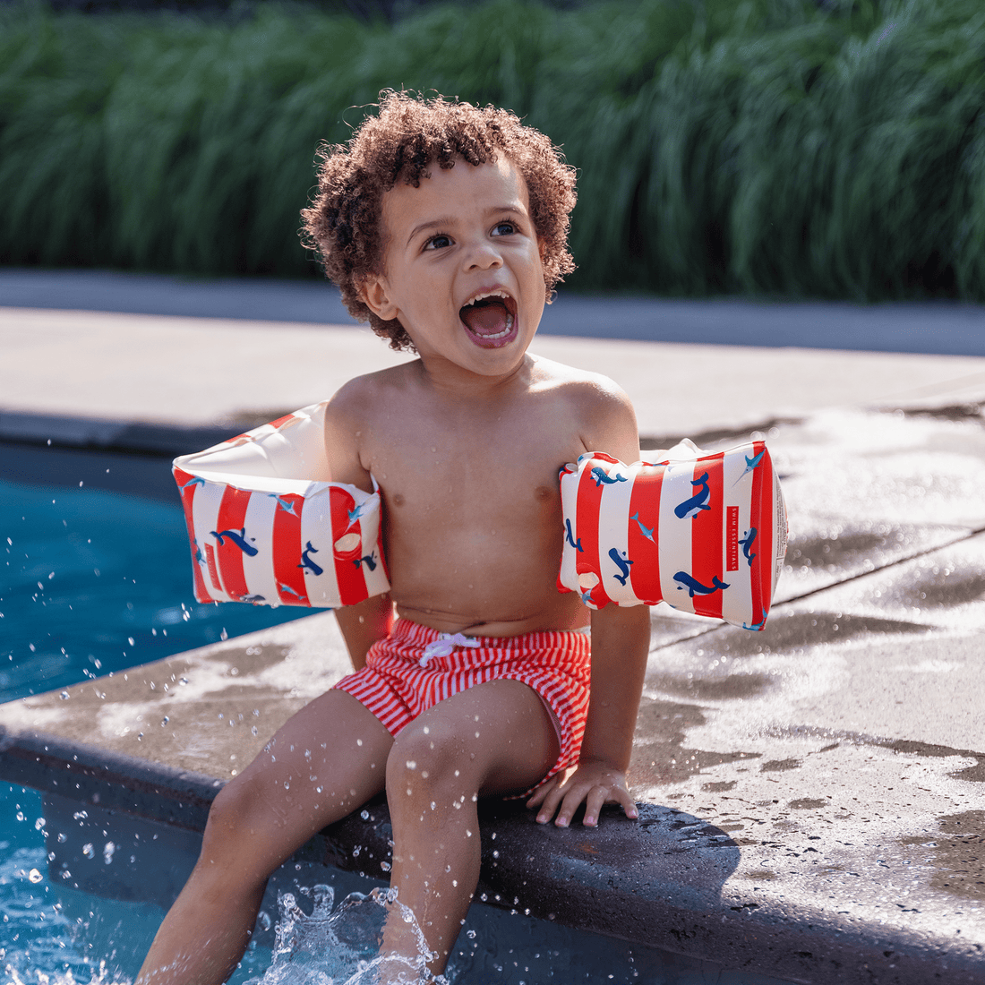 swim-essentials-swim-armbands-whale-striped-red-white-wholesale-2